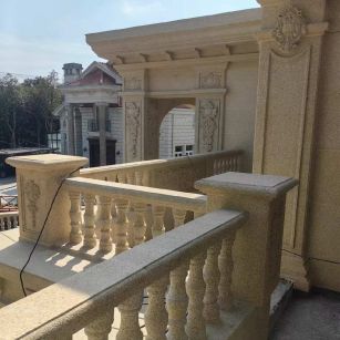 甘肃 黄金麻别墅外墙干挂雕花配合阳台栏杆花瓶柱