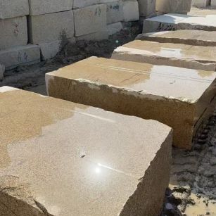 甘肃 黄金麻方料堆场洗料分选中，原材料充足