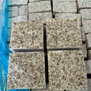 甘肃 黄金麻花岗岩自然面小方块，弹石，马蹄石等