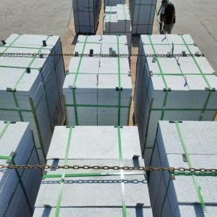 甘肃 芝麻白花岗岩5公分地铺石 花岗岩厂家工厂装车日常