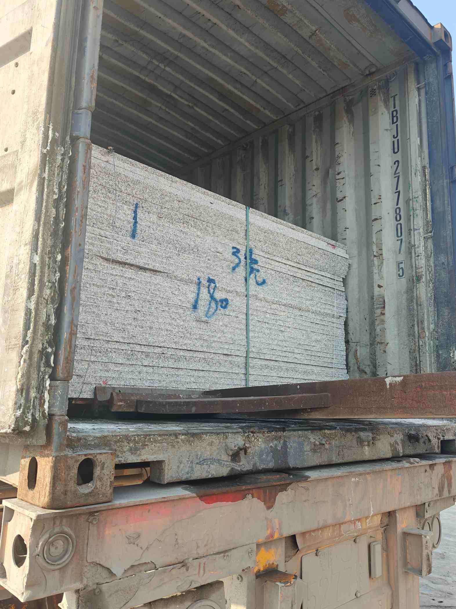 甘肃 芝麻白花岗岩石材3.0公分光面毛板装柜出货