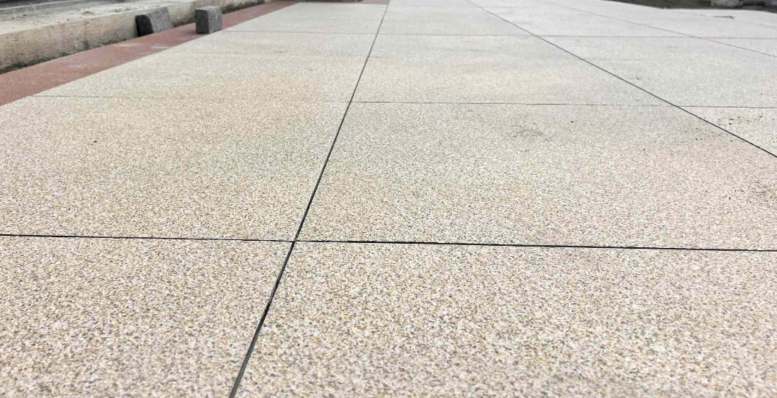 甘肃 黄金麻花岗岩石板材荔枝面地面铺装效果