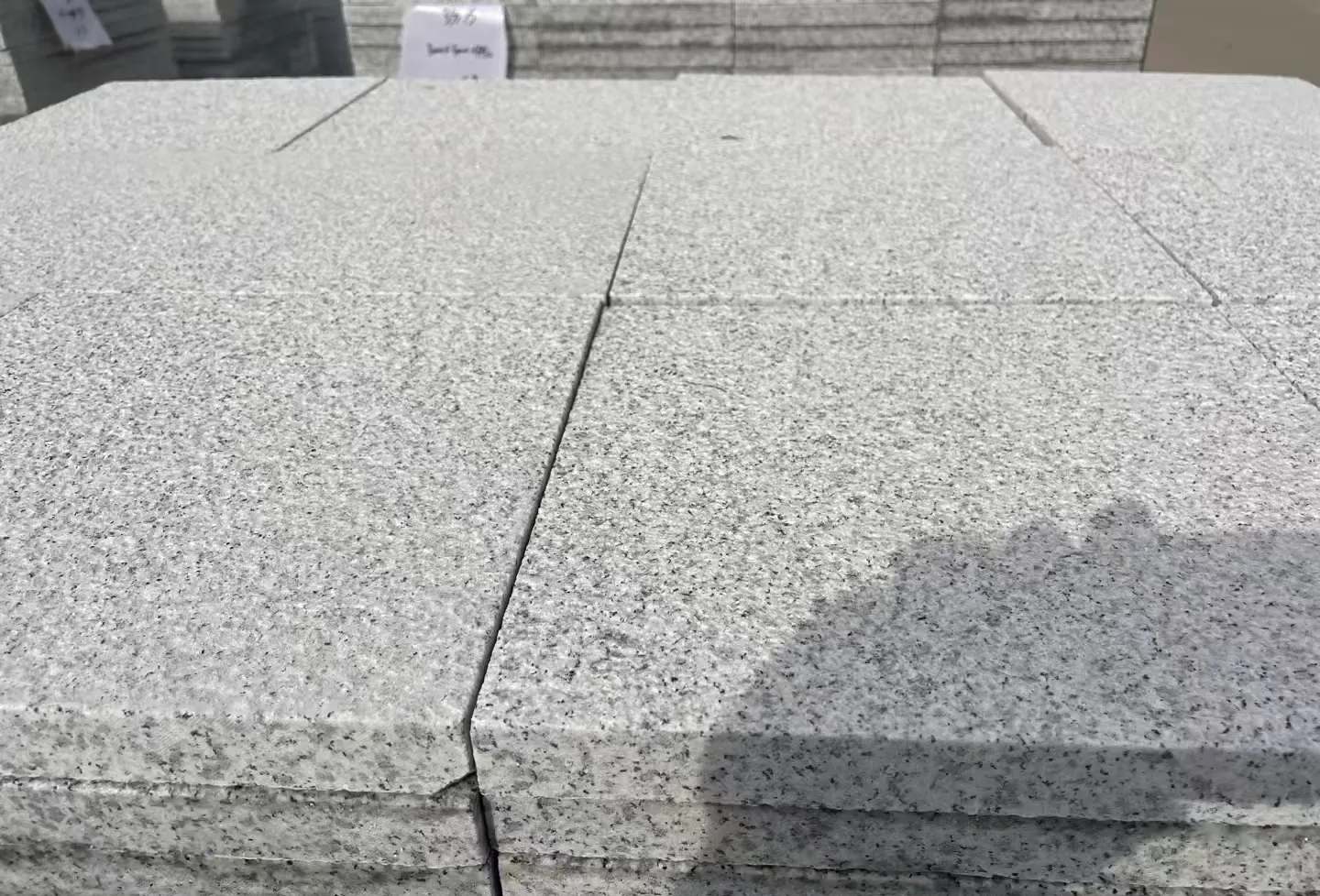 甘肃 白麻花岗岩石材推荐 荔枝面地铺石