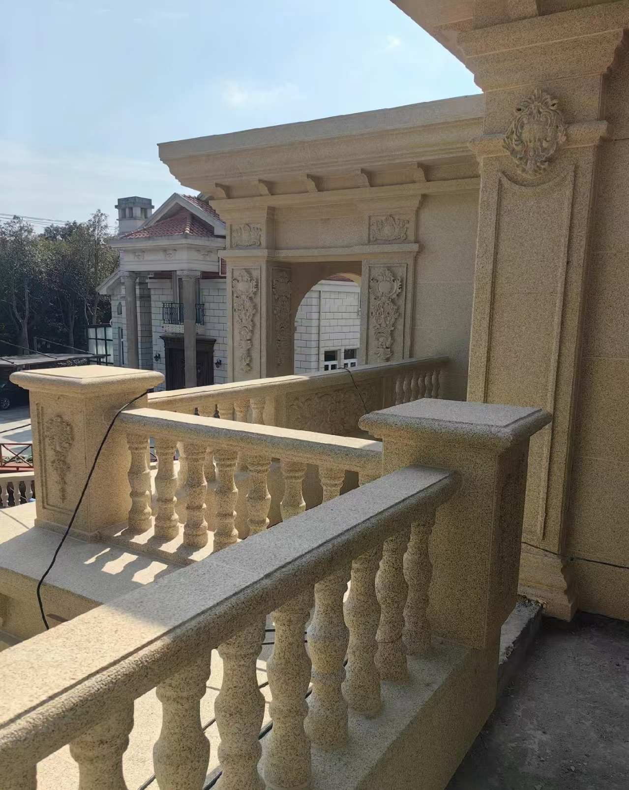 甘肃 黄金麻别墅外墙干挂雕花配合阳台栏杆花瓶柱