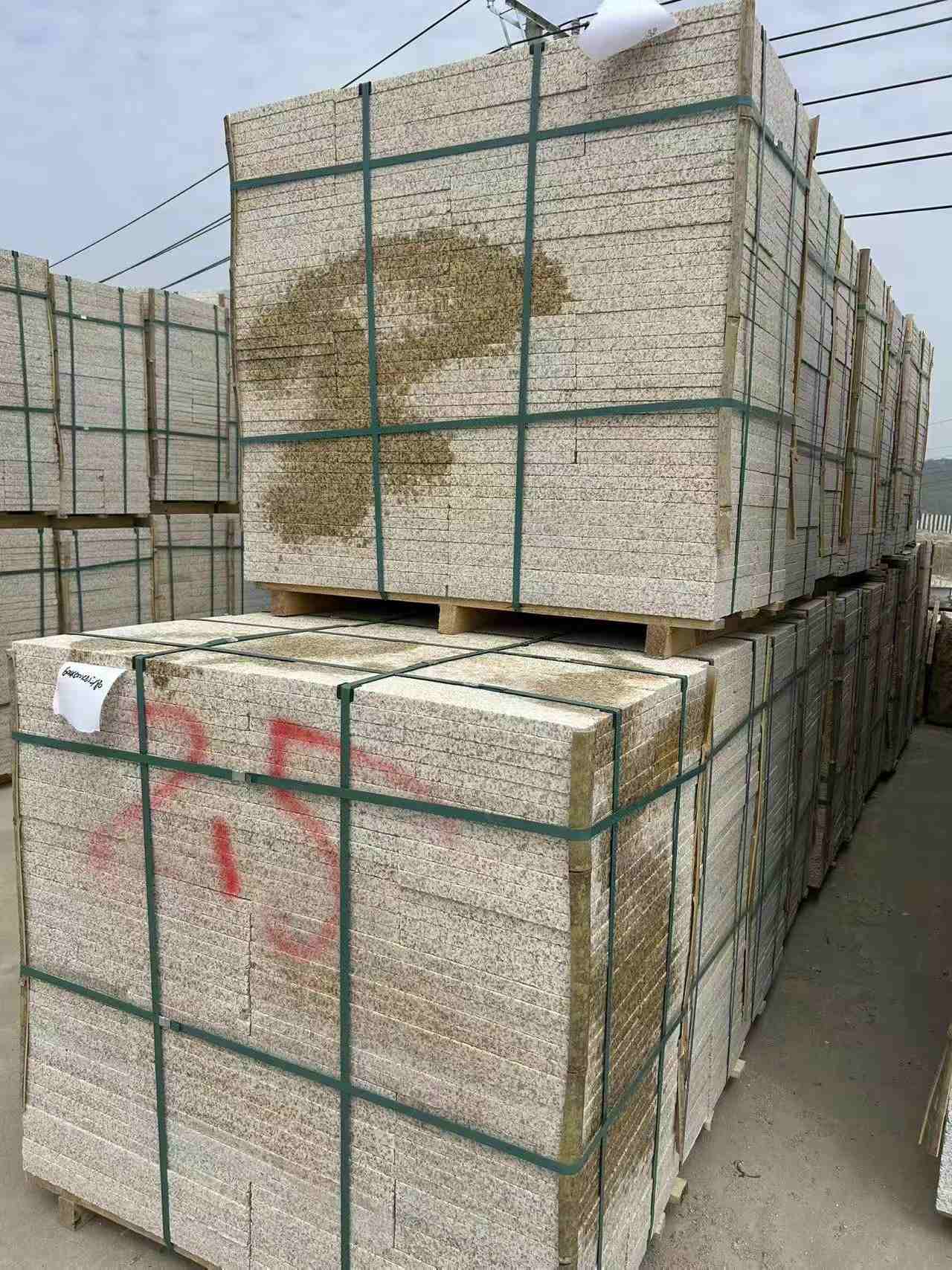 甘肃 黄金麻花岗岩石材荔枝面地铺石2.5*300*600