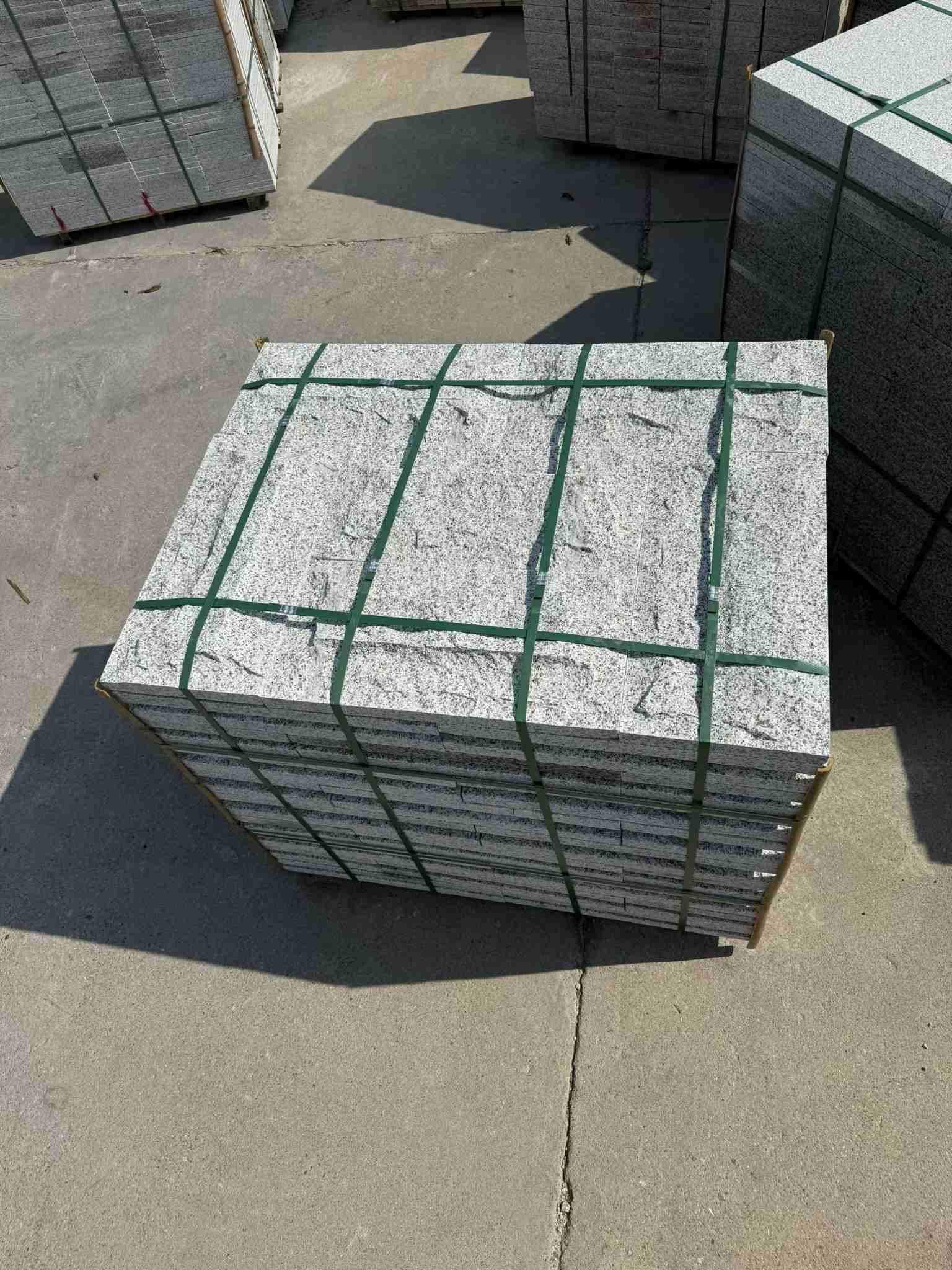 甘肃 白麻花岗岩石材自然面蘑菇石成品