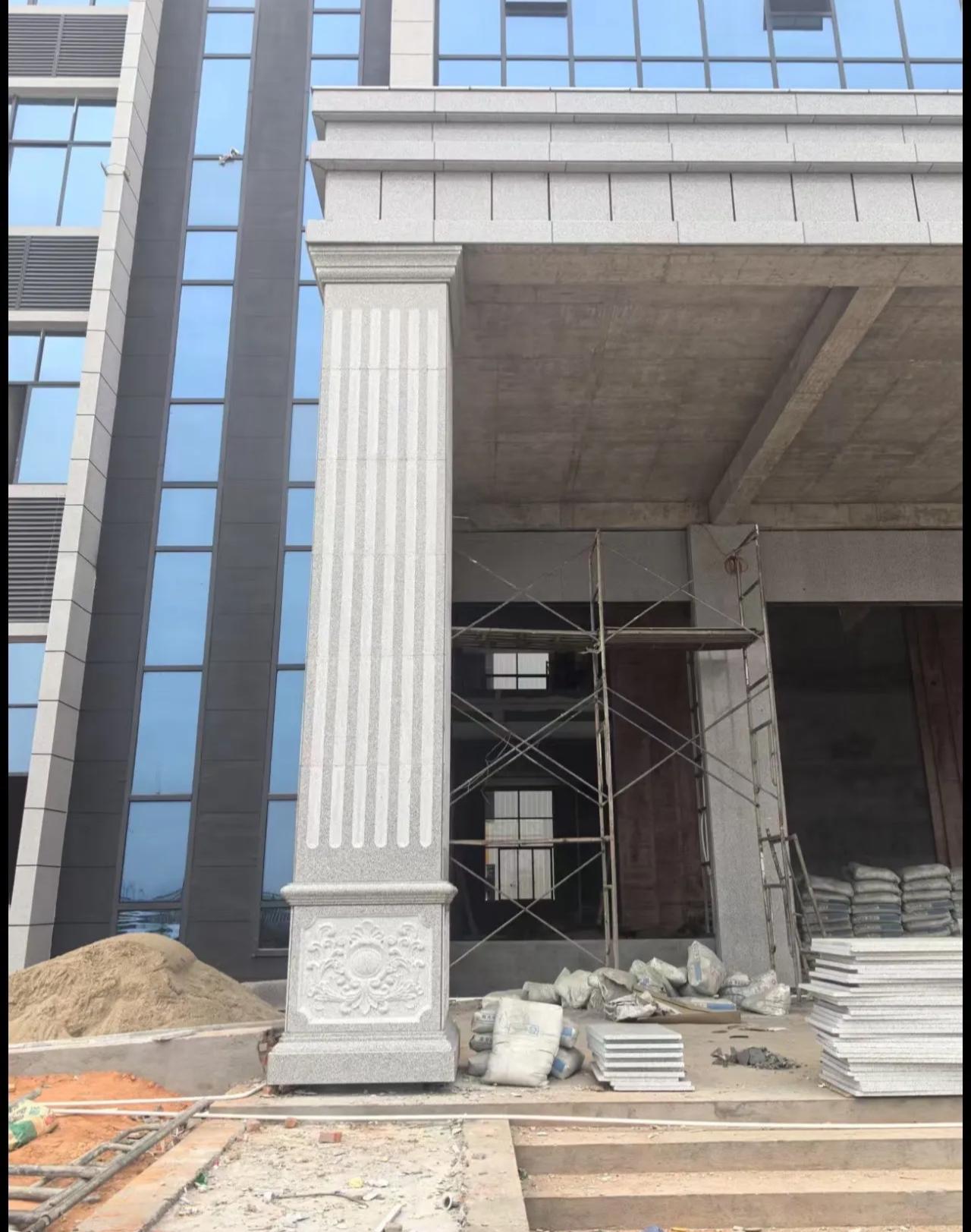 甘肃 芝麻白光面花岗岩门楼大柱（罗马柱）配雕花底座