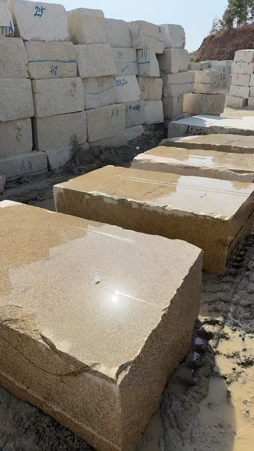 甘肃 黄金麻方料堆场洗料分选中，原材料充足