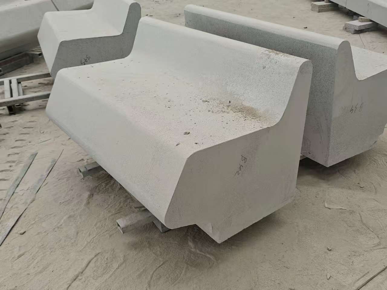 甘肃 芝麻白花岗岩异形坐凳，石凳