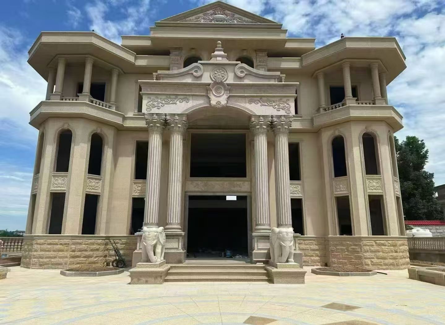 甘肃 黄金麻别墅外墙干挂，大柱，大象，蘑菇石，雕花板