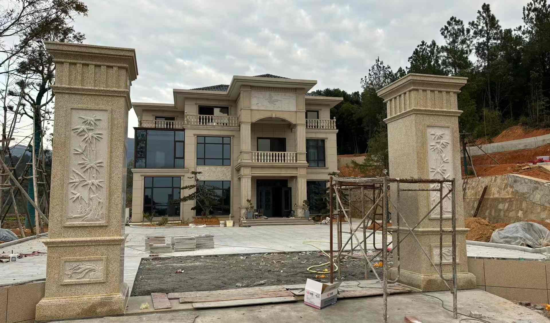 甘肃 黄金麻花岗岩别墅雕花外墙干挂配上门口雕花罗马柱