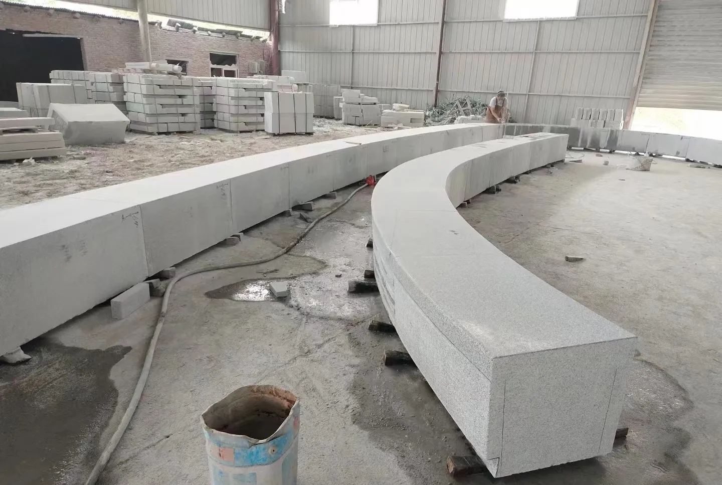 甘肃芝麻白花岗岩石板材 园林光面弧形坐凳