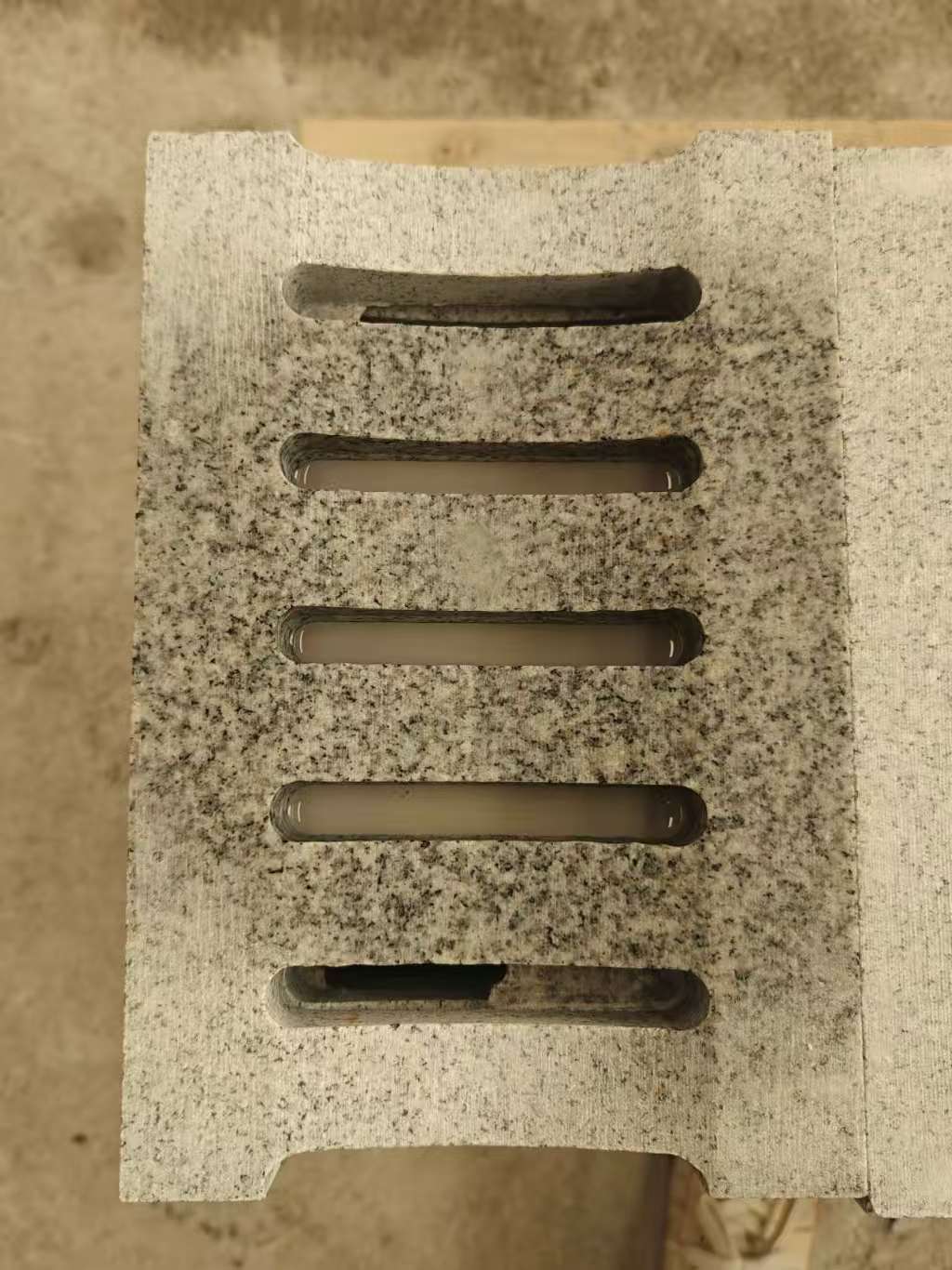 甘肃 芝麻白拉丝面花岗岩U型开槽排水槽