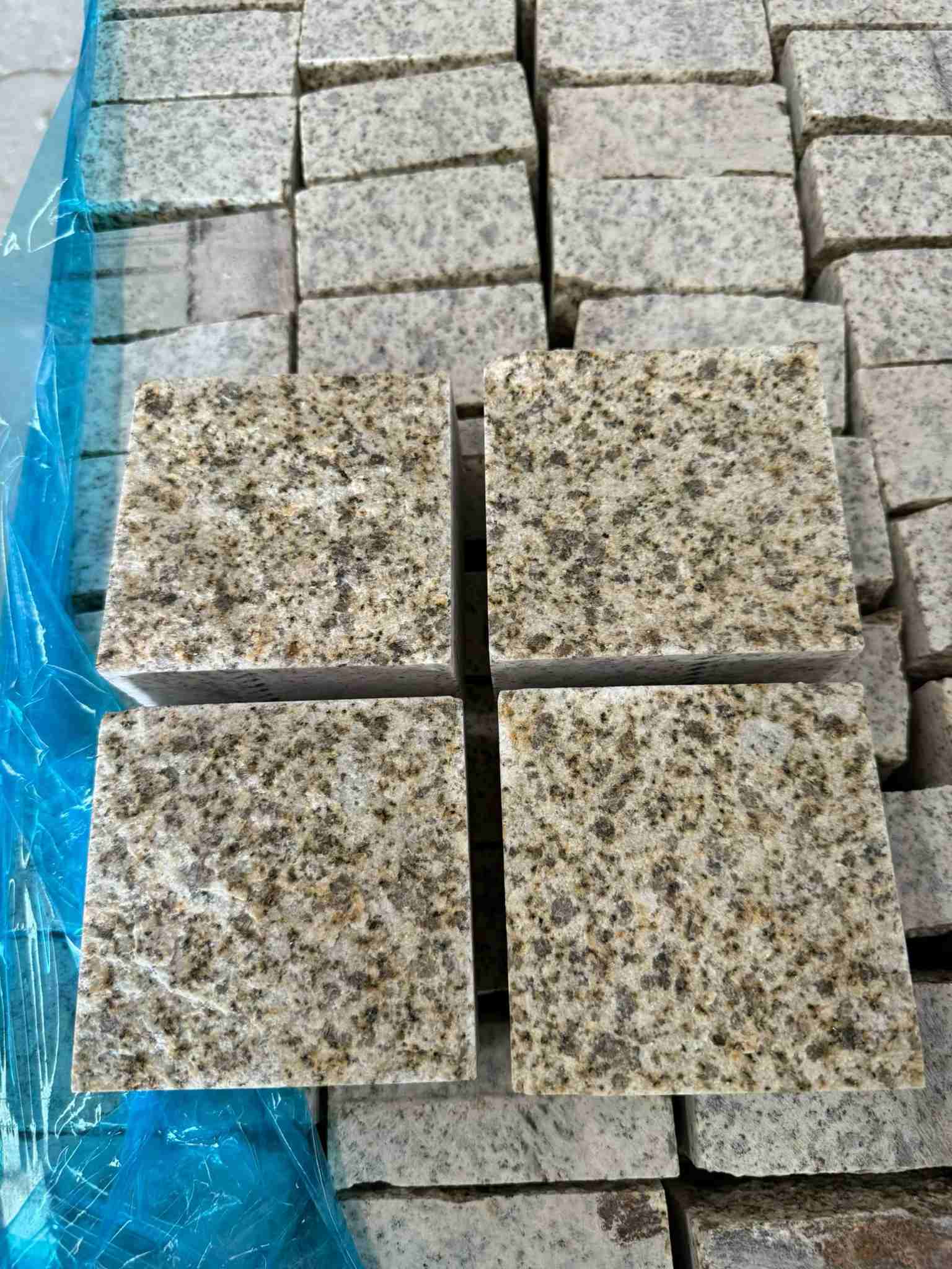 甘肃 黄金麻花岗岩自然面小方块，弹石，马蹄石等