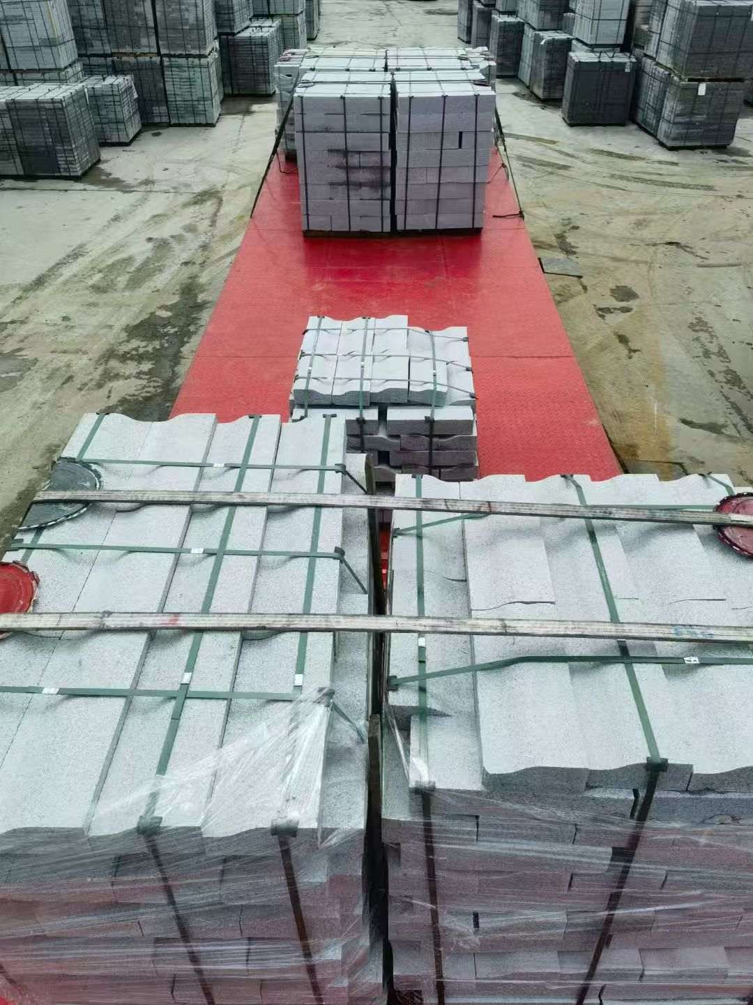 甘肃 芝麻白仿形加直形路沿石出货日常