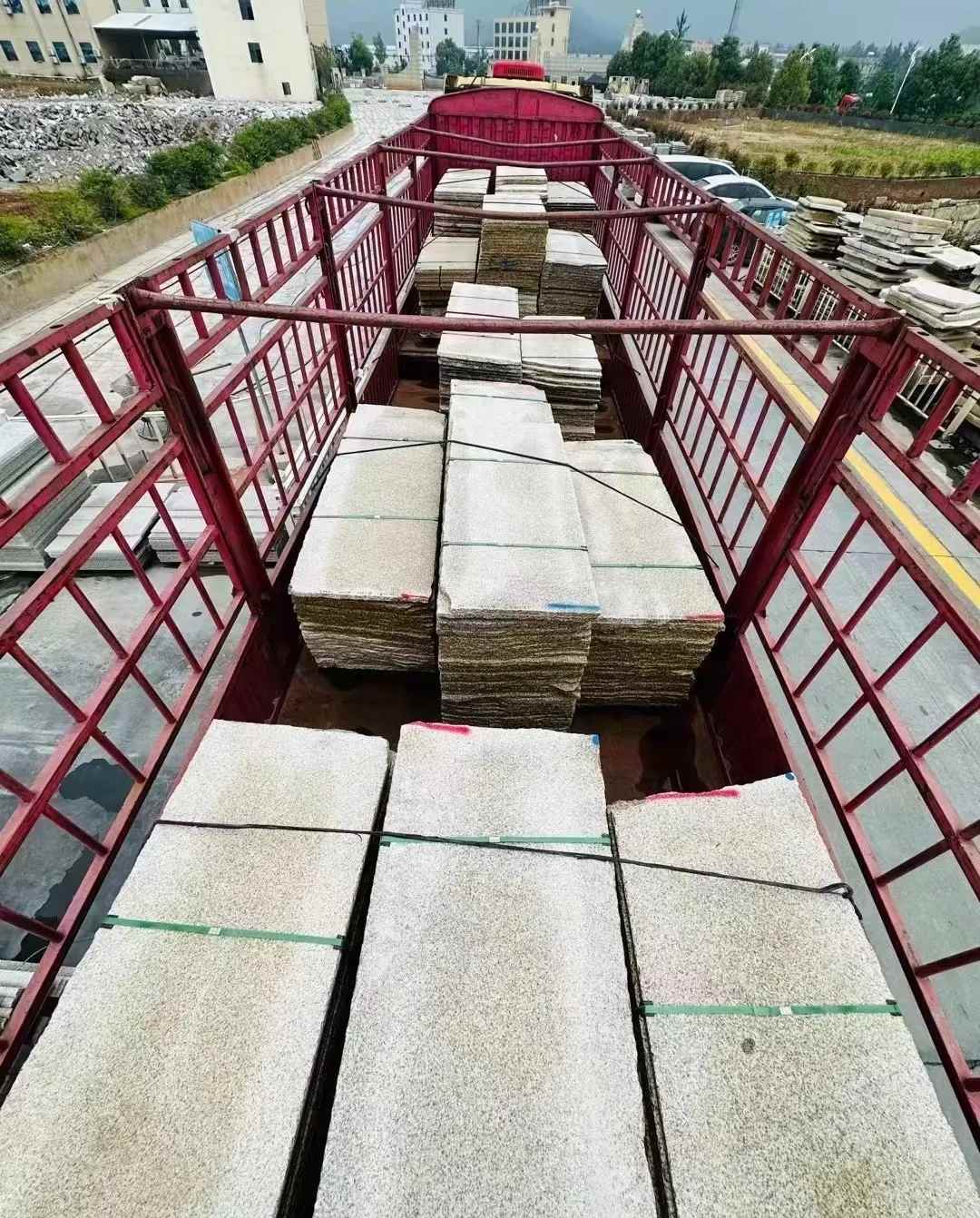 甘肃 黄金麻花岗岩荔枝面，光面毛板装车完成