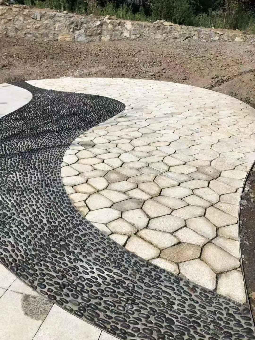 甘肃 黄金麻冰裂纹地铺石工地铺装案例