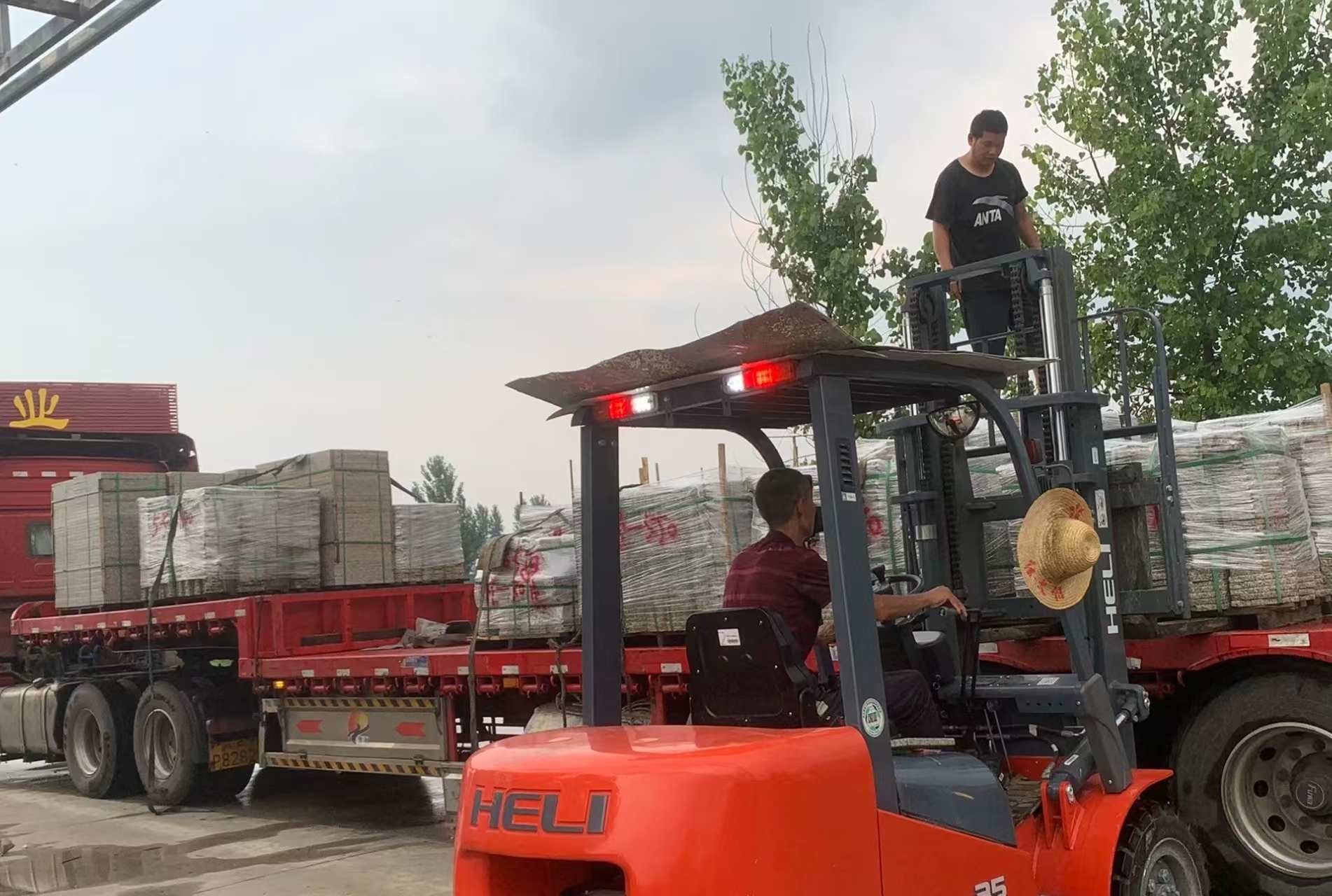 甘肃 黄金麻冰裂纹，地铺石装车