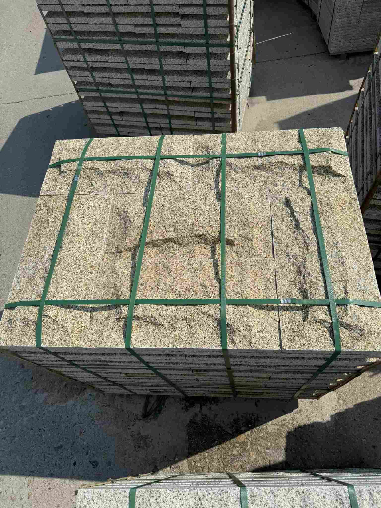 甘肃 黄金麻花岗岩石材自然面蘑菇石成品