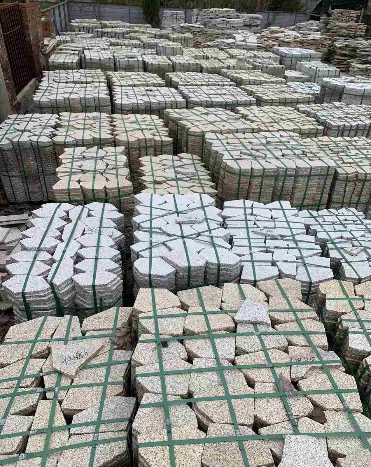 甘肃 黄金麻白麻花岗岩荔枝面地铺石(冰裂纹)