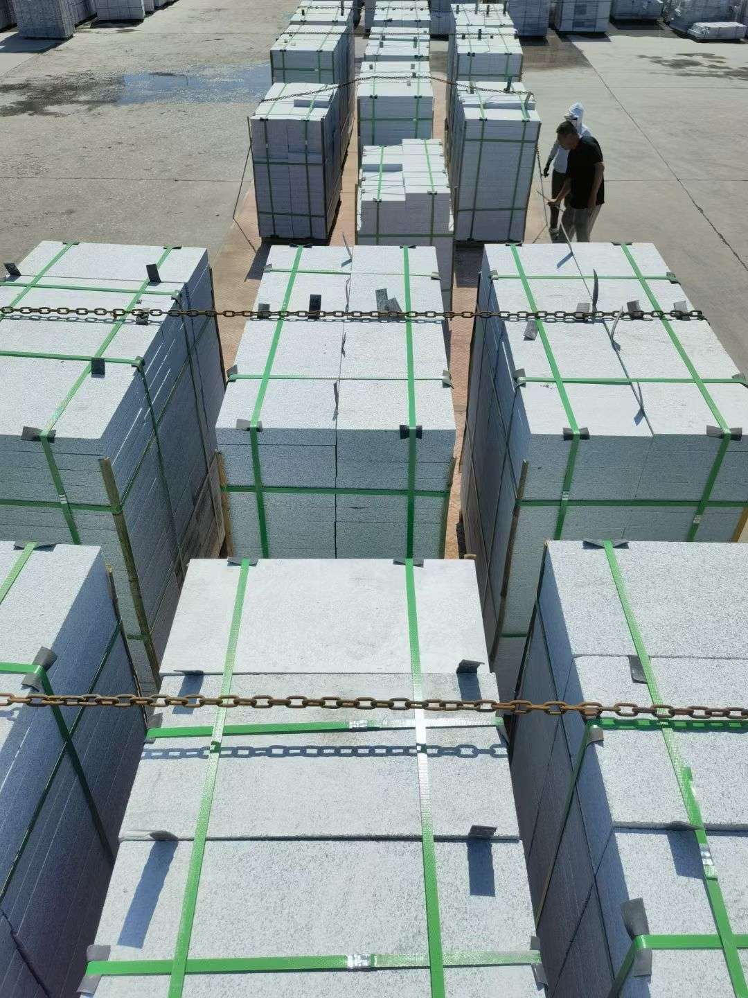 甘肃 芝麻白花岗岩5公分地铺石 花岗岩厂家工厂装车日常